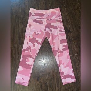 Zyia Active Pink Camo Pocket Light n Tight Hi-Rise Capri Leggings Crops